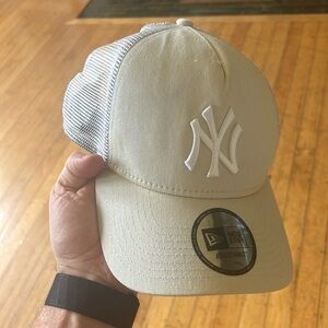 Men’s new era New York Yankees trucker